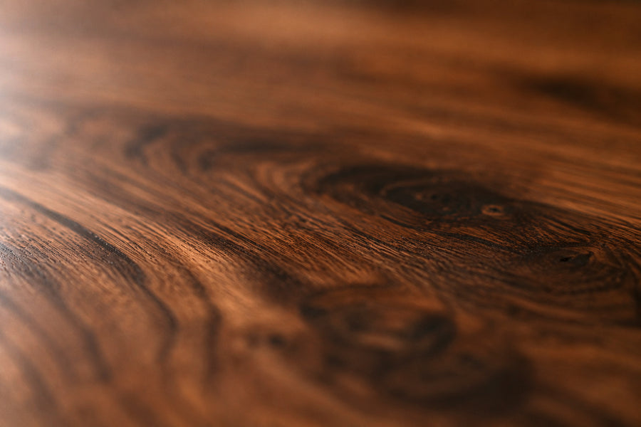 Heritage – Massiver Nussbaum-Waschtisch mit Naturkante