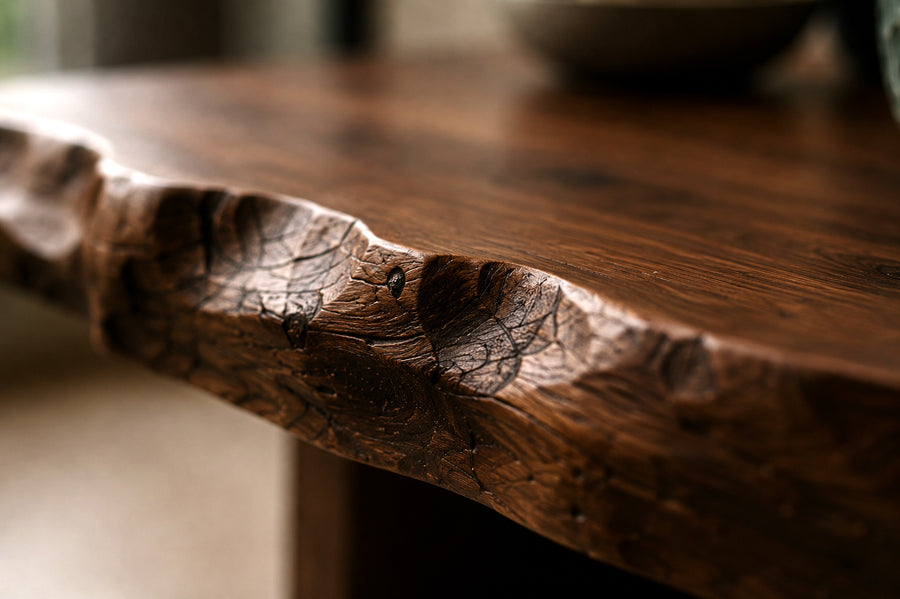 Heritage – Massiver Nussbaum-Waschtisch mit Naturkante