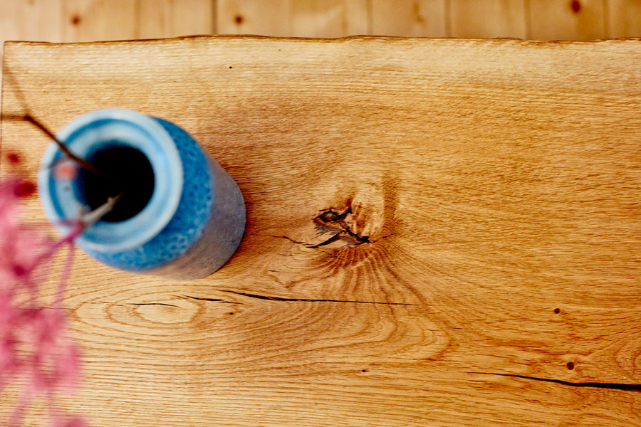 Massive Tischplatte aus Eiche – Unikat mit Naturkante - mit Naturkante