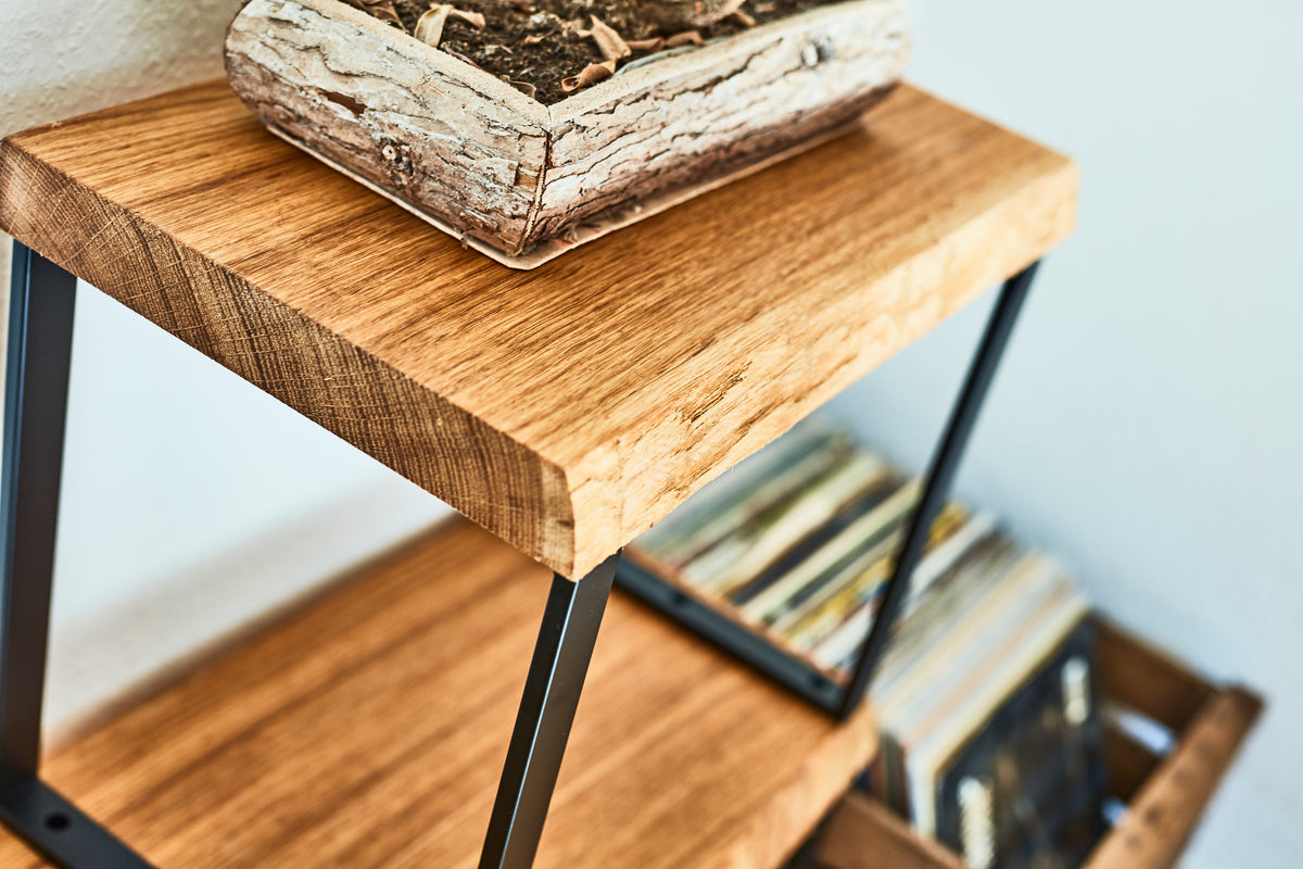 modulares Regal mit Naturkante aus Eichenholz