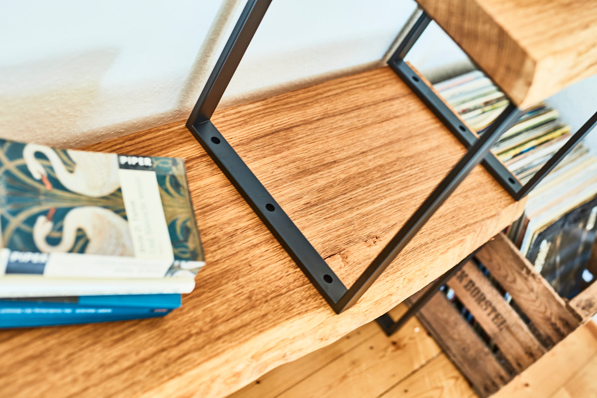 modulares Regal mit Naturkante aus Eichenholz