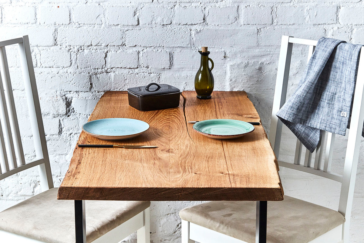 kleiner Esstisch aus massiver Eiche – Unikat mit Charakter - mit Naturkante