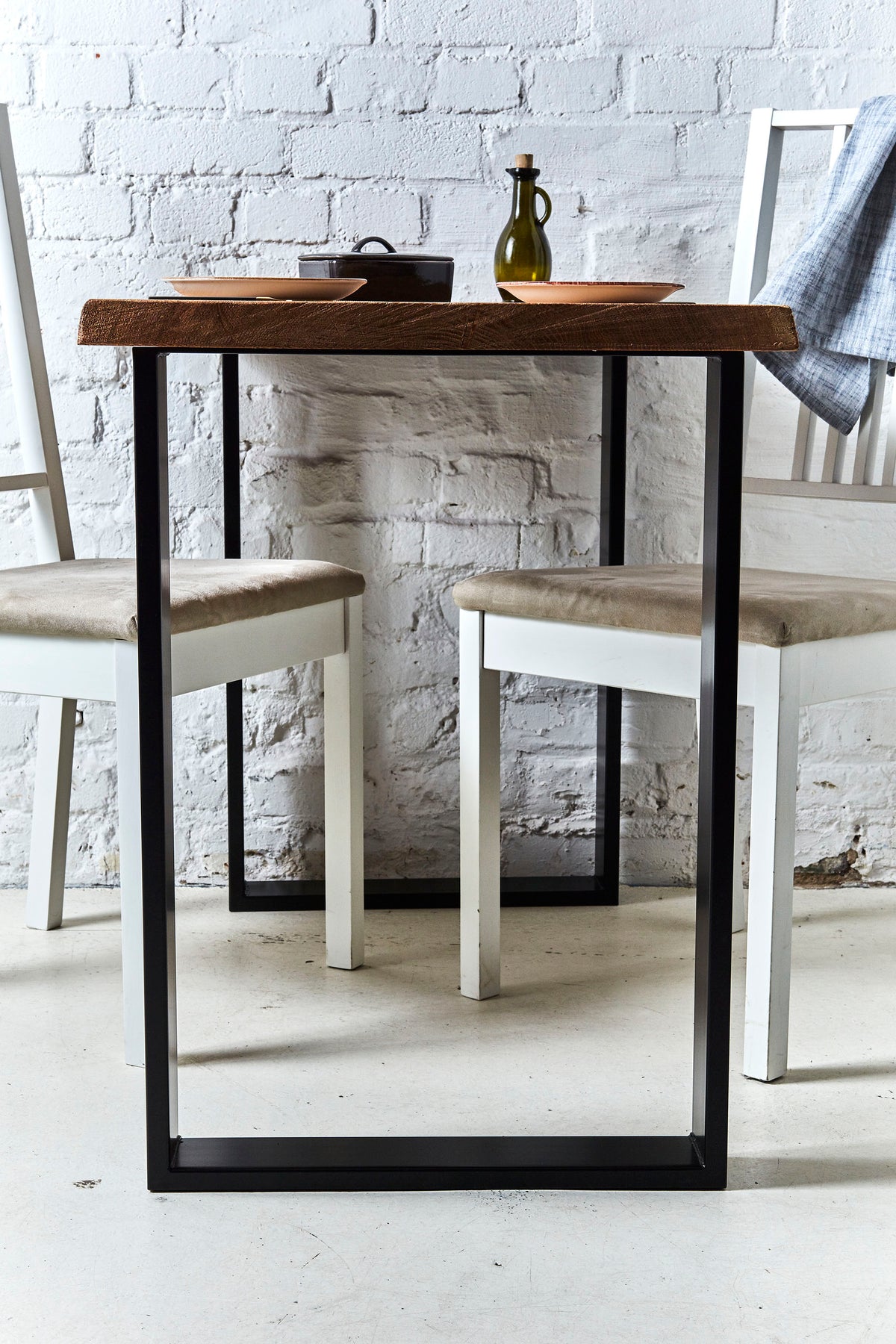 kleiner Esstisch aus massiver Eiche – Unikat mit Charakter - mit Naturkante