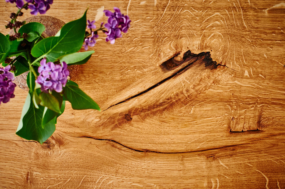 Massive Tischplatte aus Eiche – Unikat mit Naturkante - mit Naturkante