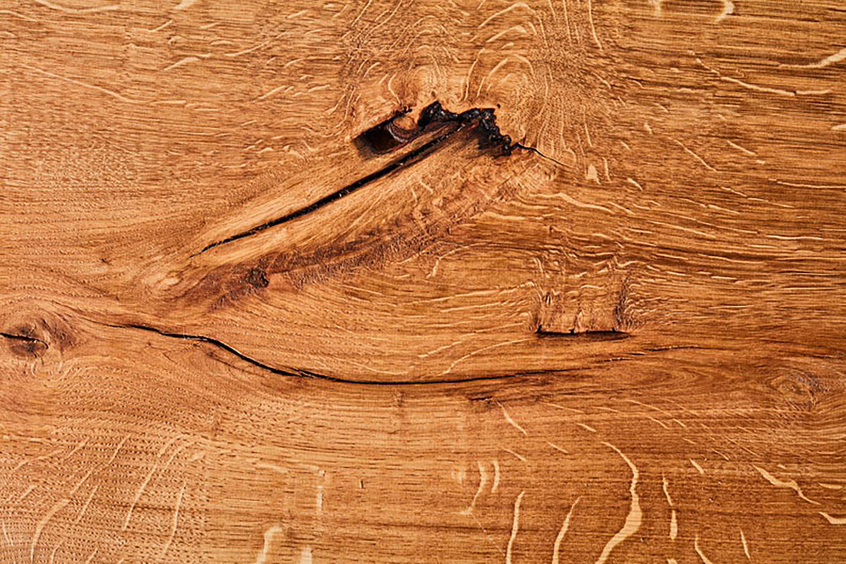 Massive Tischplatte aus Eiche – Unikat mit Naturkante - mit Naturkante